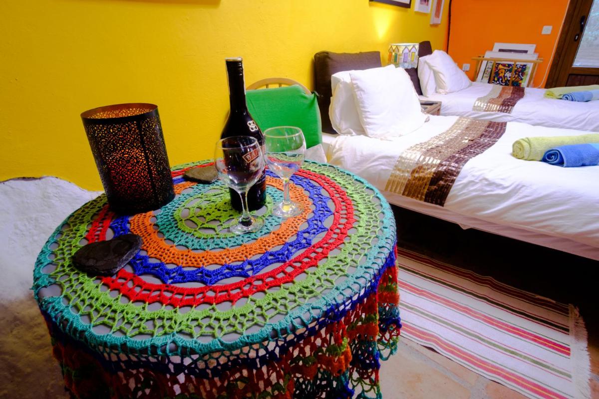 The Studio, a colourful, small and unique one bedroom studio in Comares - Housity