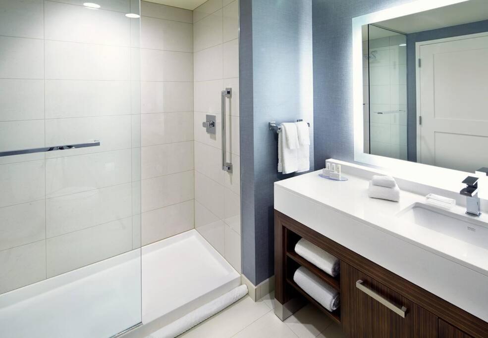 Luxury Water Front 2BD/2BA - Housity