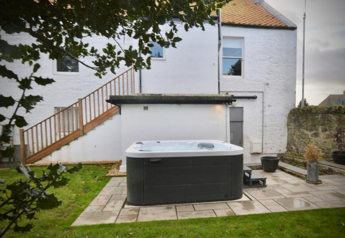 Newly Renovated early 19th Century Cottage with Hot-Tub - Housity