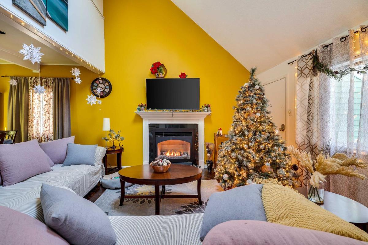 Cozy Pet-Friendly Cabin with Sauna - Near Skiing! - Housity