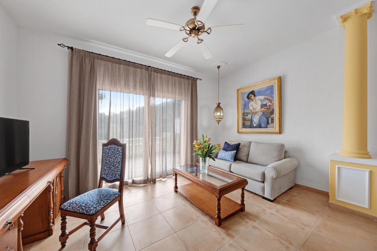 Una televisión o centro de entretenimiento en La Moraleja The Quiet Hotel - Adults Only