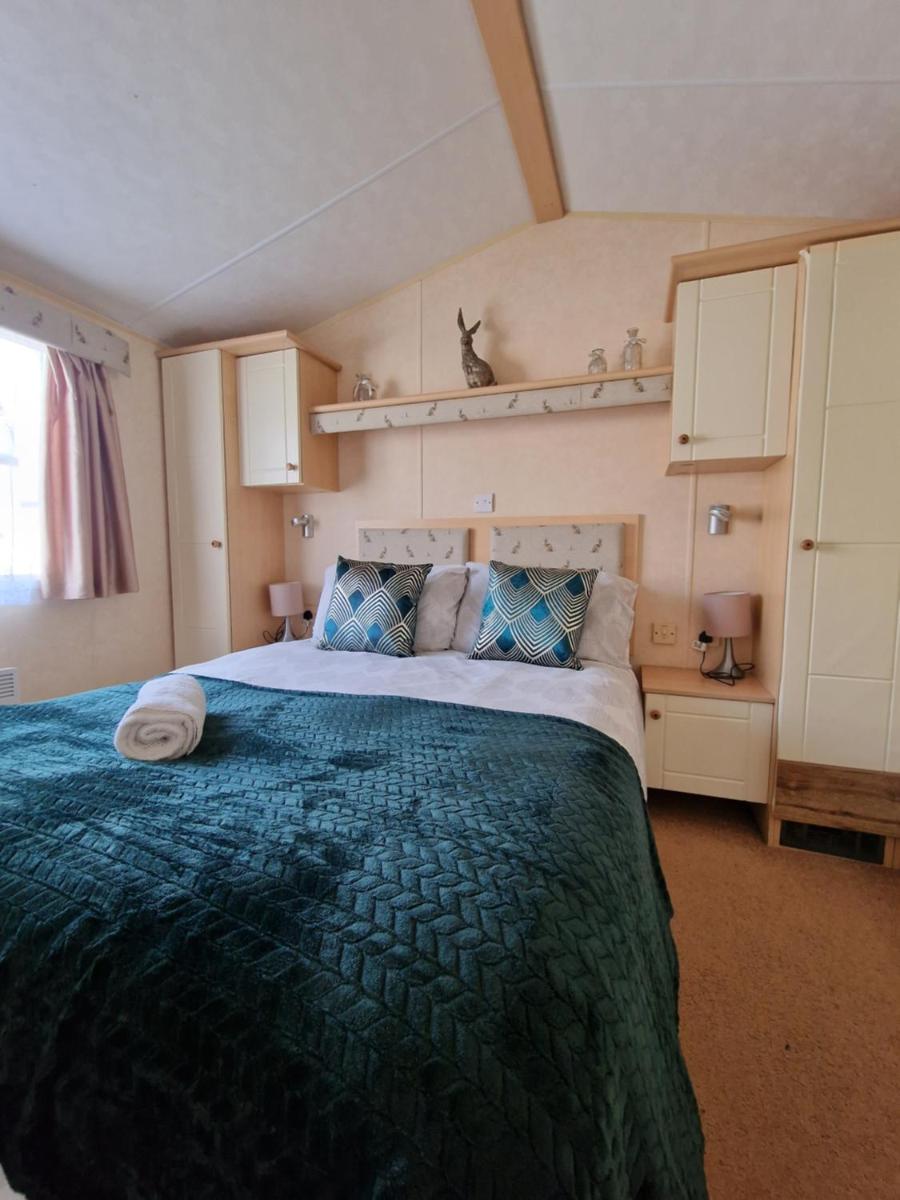 Caravan in the Cotswolds - Housity