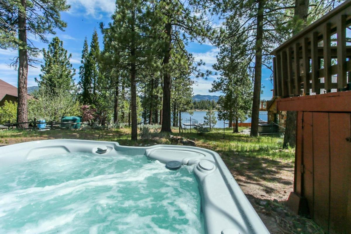 LAKEFRONT HIDEAWAY - On the Lake - Housity