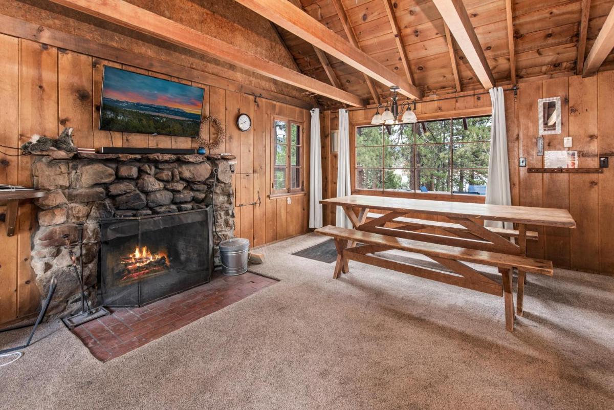 LAKEFRONT HIDEAWAY - On the Lake - Housity