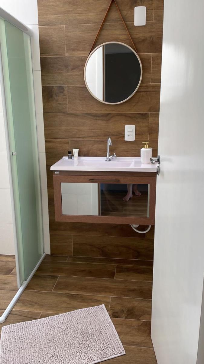 Excelente Sobrado Confortável no Centro de Tijucas Próximo as Praias - Housity