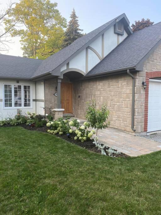 NOTL Escape - Walk to lake, old town and golf - Housity
