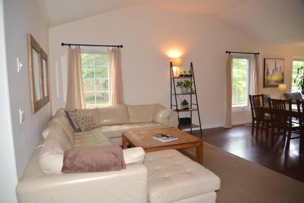 NOTL Escape - Walk to lake, old town and golf - Housity