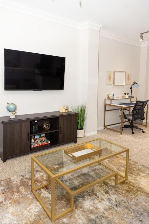 Cozy One Bedroom near the Medical Center w/ Free Parking - Housity