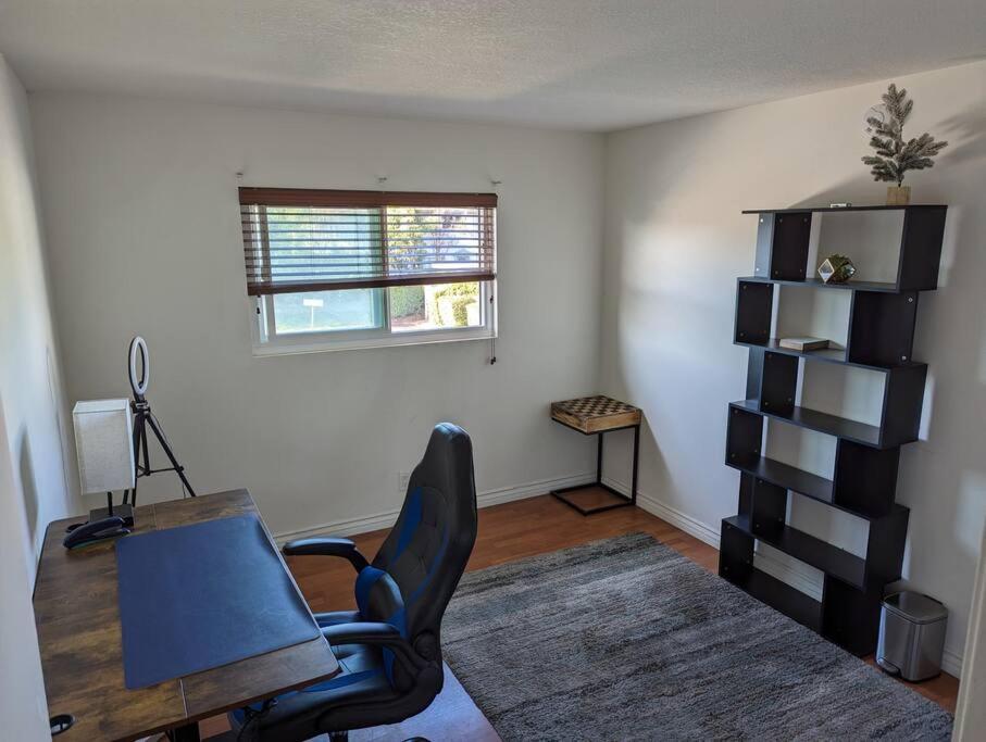 Cozy & Quiet Townhome, Central OC, Holiday Home - Housity