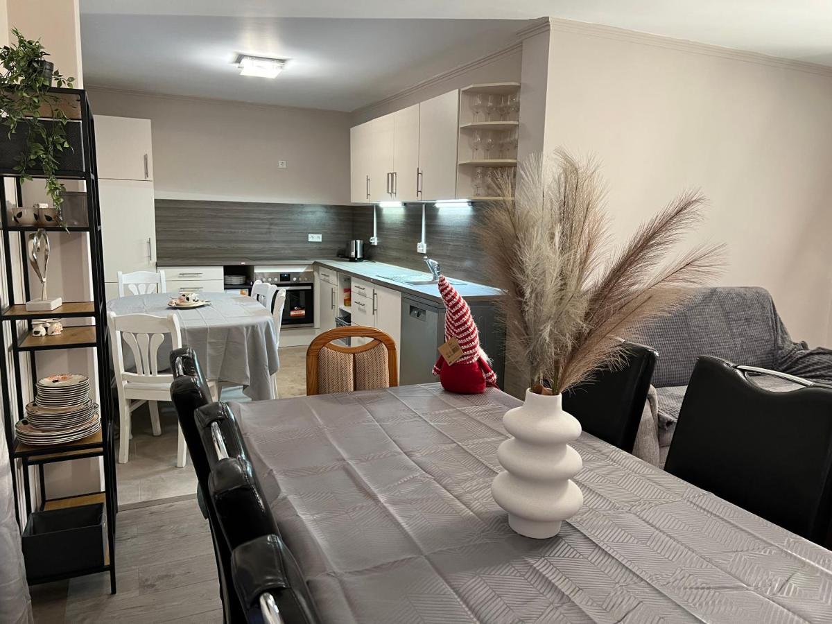 Schöne Wohnung mit dem Garten - Housity