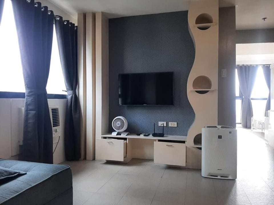 Spacious 2 Bedroom Unit with Pool - Housity