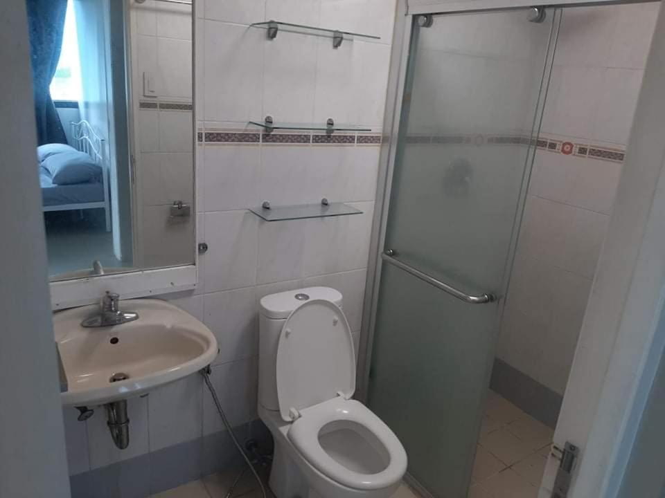 Spacious 2 Bedroom Unit with Pool - Housity