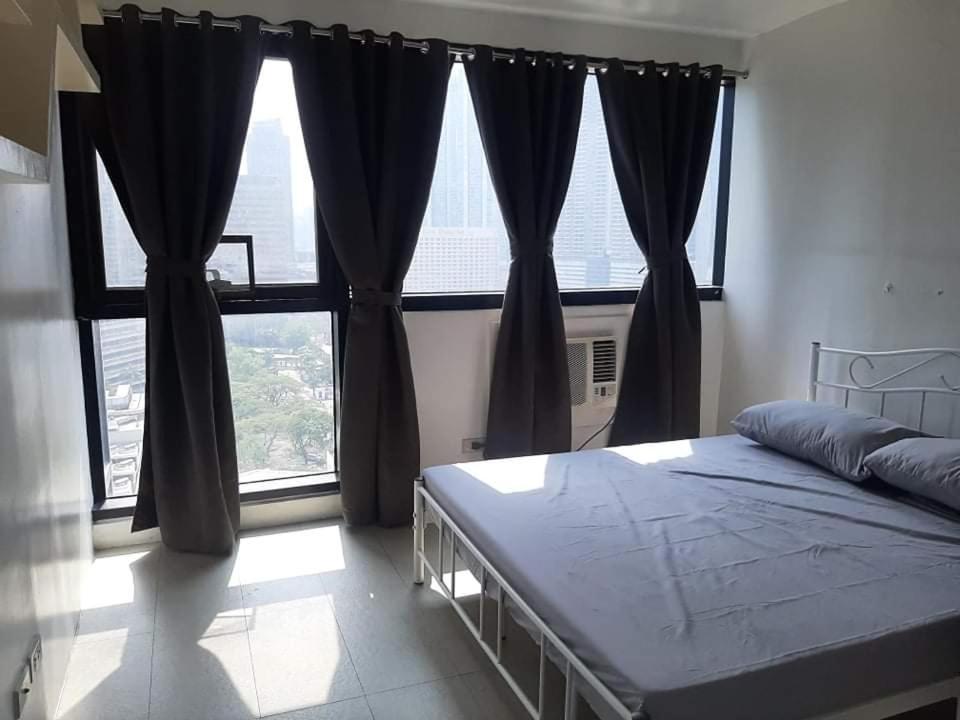 Spacious 2 Bedroom Unit with Pool - Housity