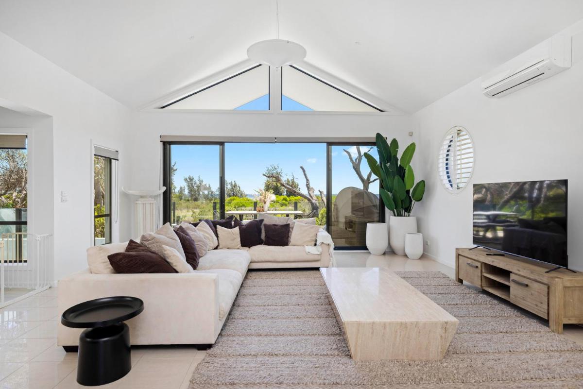 Absolute Beachfront - Luxury Accommodation in Rosebud - Housity