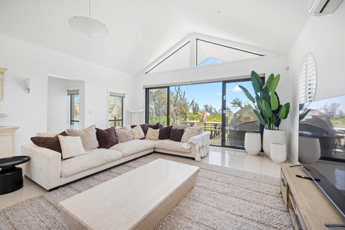Absolute Beachfront - Luxury Accommodation in Rosebud - Housity