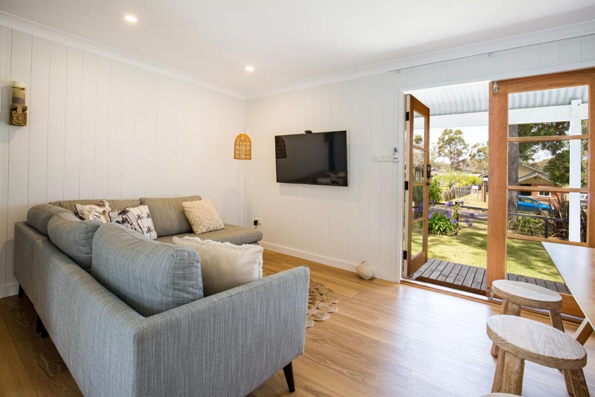 Salt and Pepper Pet Friendly 5 Mins Drive to Beach - Housity