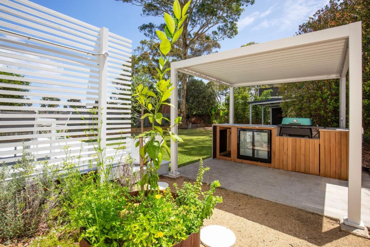 Salt and Pepper Pet Friendly 5 Mins Drive to Beach - Housity
