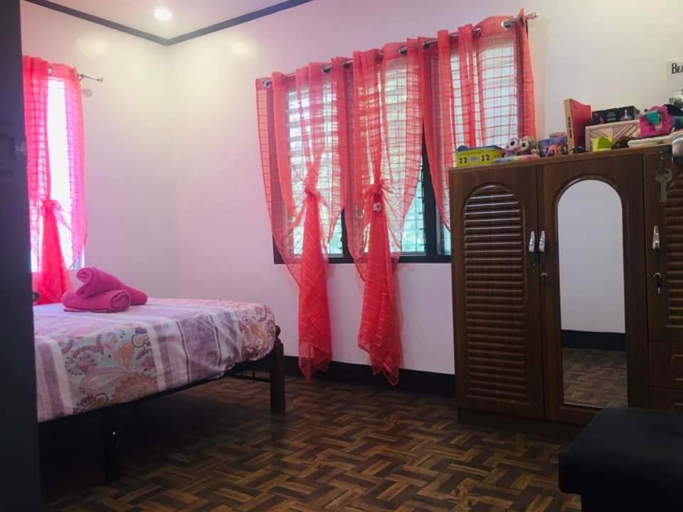 Suitetrails - Four bedroom two storey home in large garden.