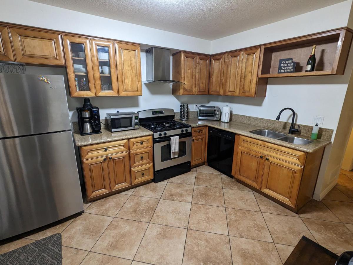 Cozy & Quiet Townhome, Central OC, Holiday Home - Housity