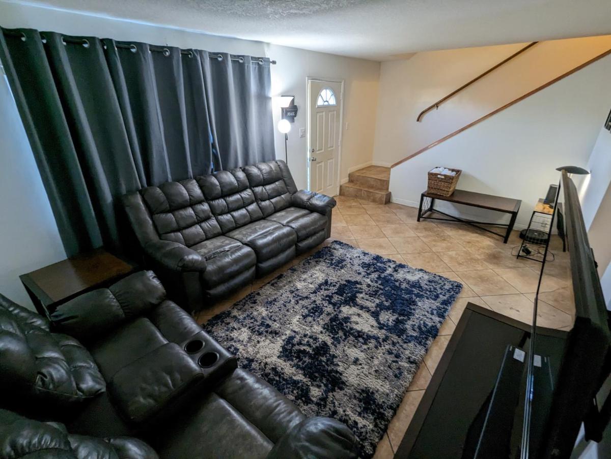 Cozy & Quiet Townhome, Central OC, Holiday Home - Housity