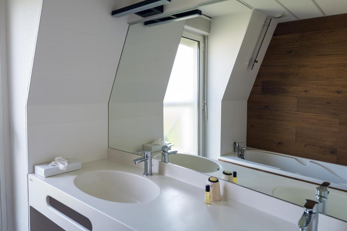Salle de bains dans l'établissement Alysson Hôtel