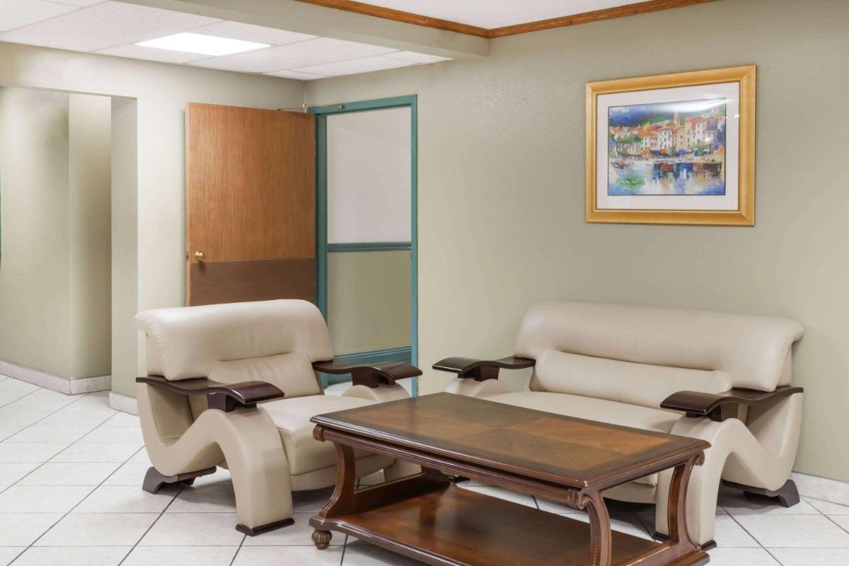 Baymont by Wyndham Decatur - Housity