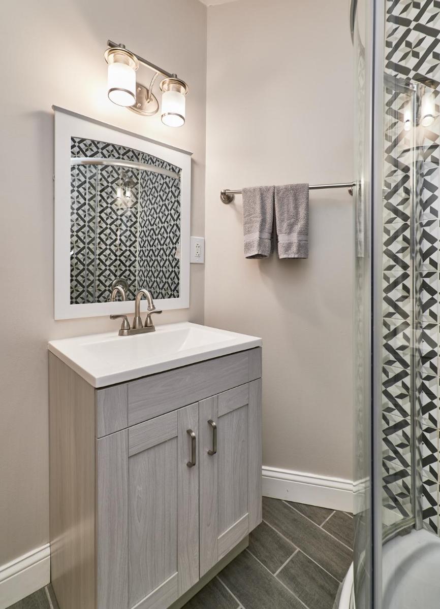 St Louis 2BD 2BA, Forest park, BJ Hospital, Science Center, eats - Housity