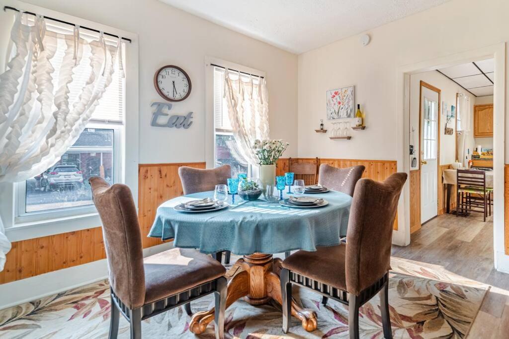 Cottage in the Falls, 2 b, 2 bath, fireplace - Housity