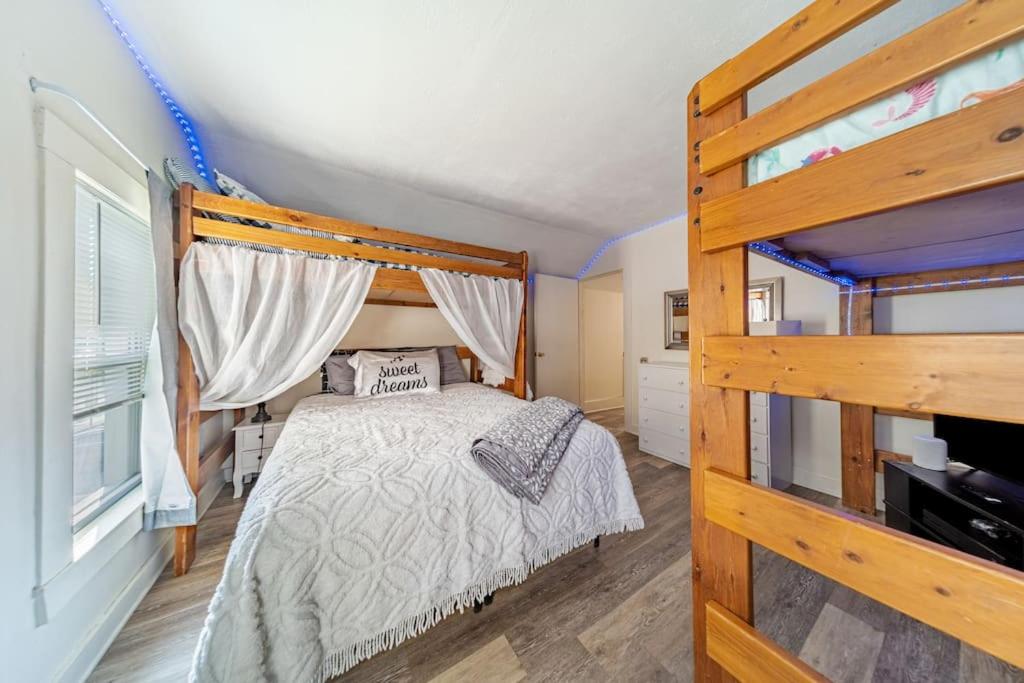 Cottage in the Falls, 2 b, 2 bath, fireplace - Housity