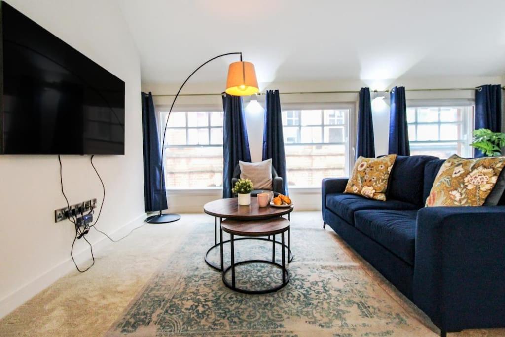 Luxurious 2 Bedroom Apartment in City Centre - Housity