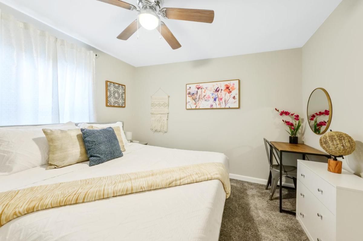 *Lux Modern Townhome * Downtown* King Beds * Duke* - Housity