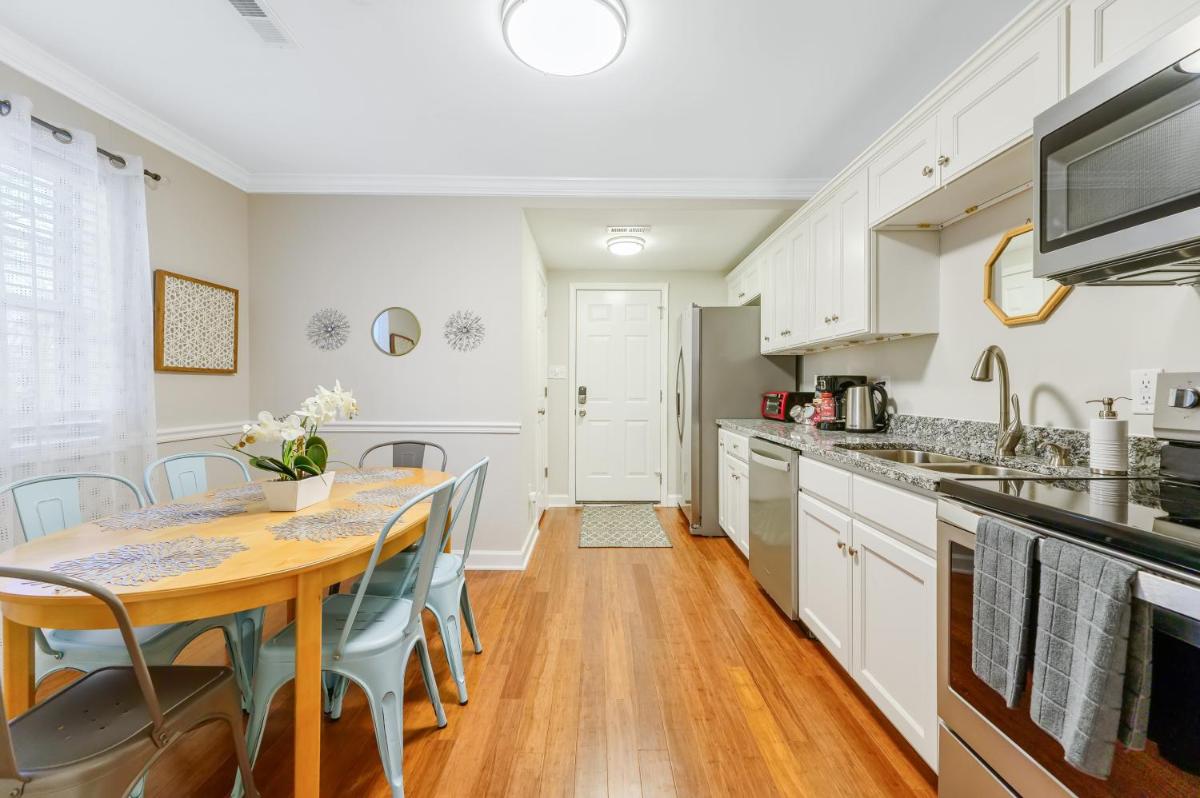 *Lux Modern Townhome * Downtown* King Beds * Duke* - Housity