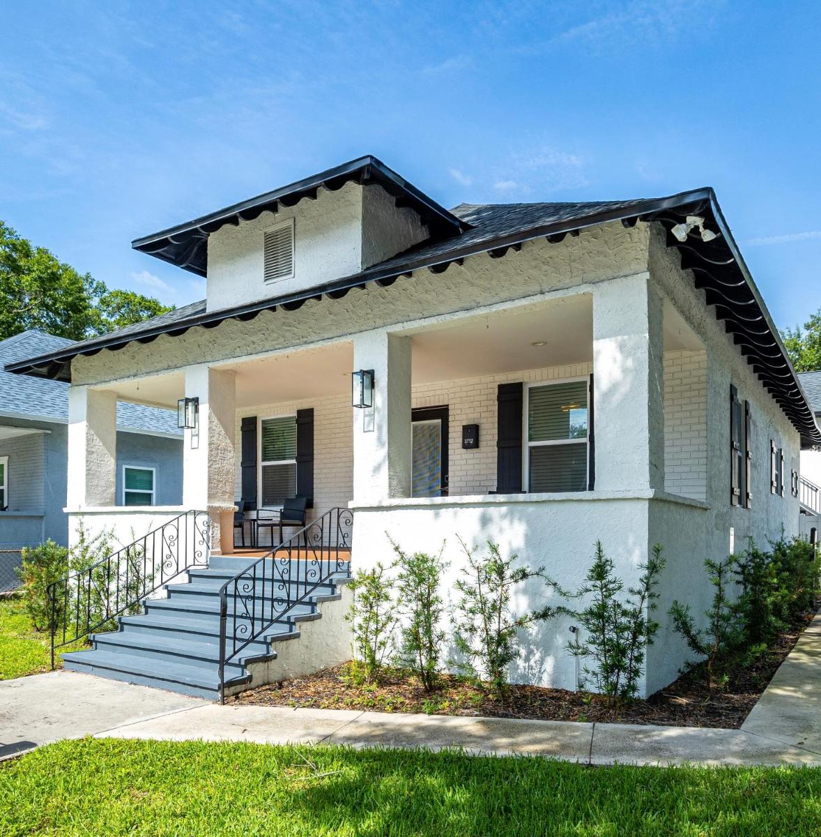 Grand Oaks Bungalow in the Heights - Housity
