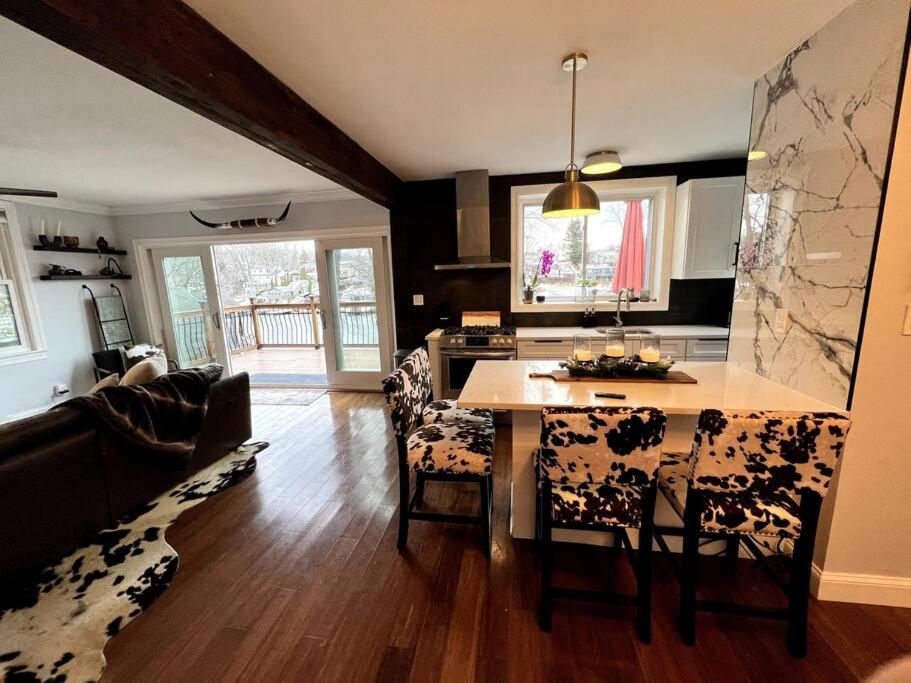 Cozy Cabin on the Lake w/ HotTub - Housity