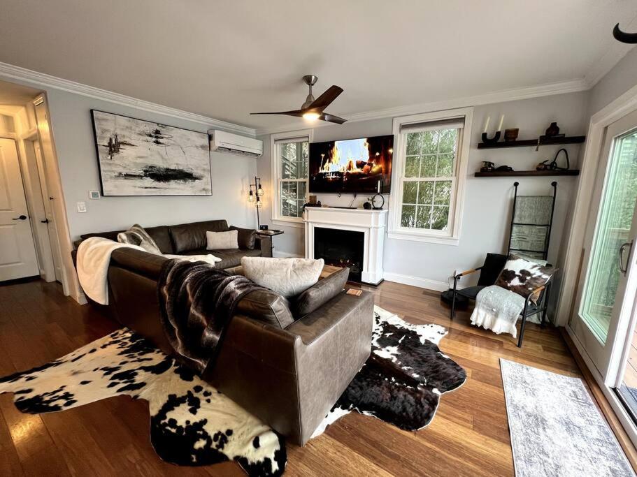 Cozy Cabin on the Lake w/ HotTub - Housity