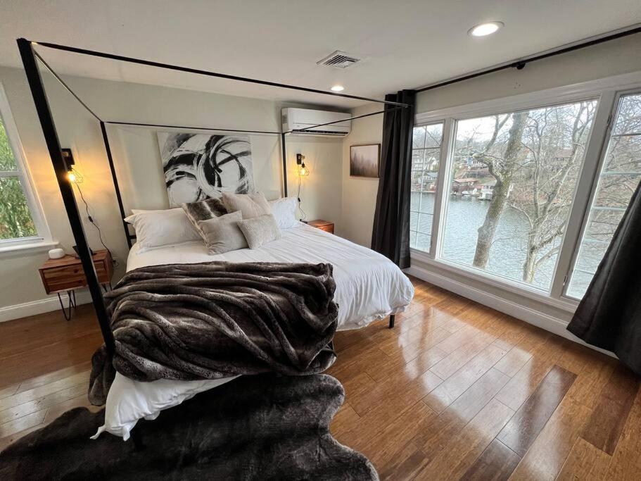 Cozy Cabin on the Lake w/ HotTub - Housity