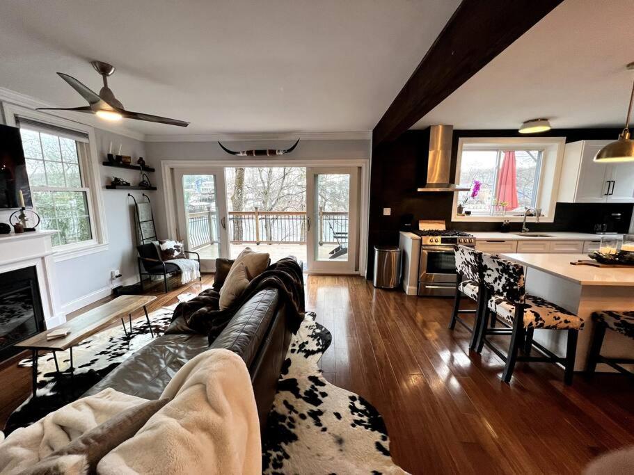Cozy Cabin on the Lake w/ HotTub - Housity