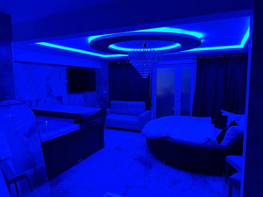 Golden Love - Jacuzzi - Housity