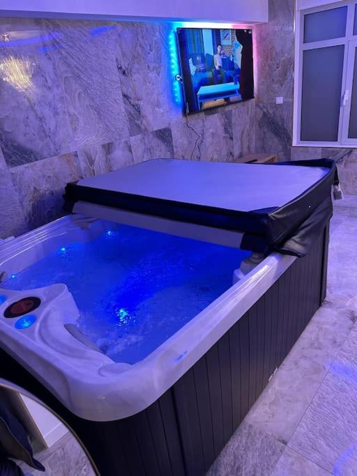 Golden Love - Jacuzzi - Housity