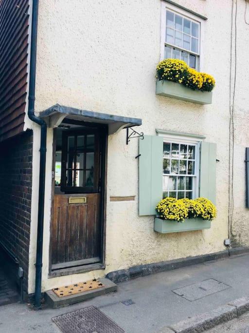 17th Century Cottage in Shere - Housity