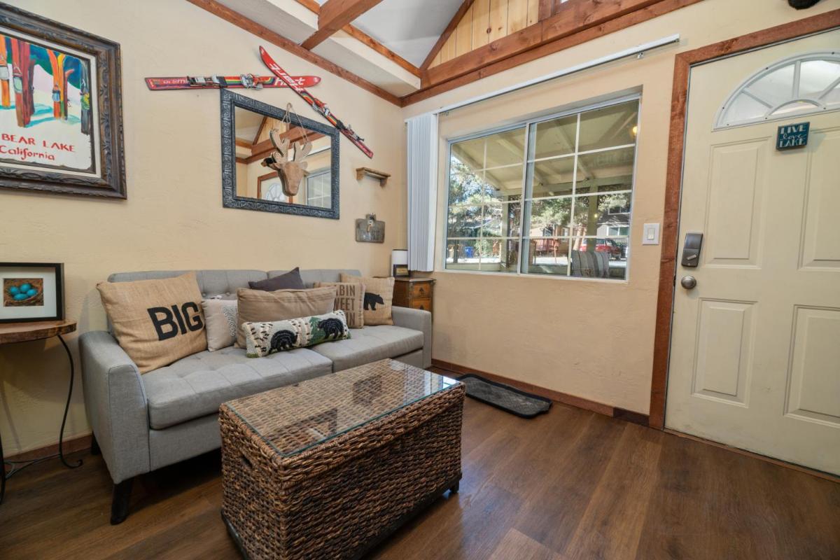 Tiny n the Pineys - A charming mountain getaway that offers indoor outdoor living comfort cabin - Housity