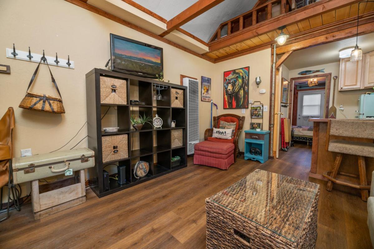 Tiny n the Pineys - A charming mountain getaway that offers indoor outdoor living comfort cabin - Housity