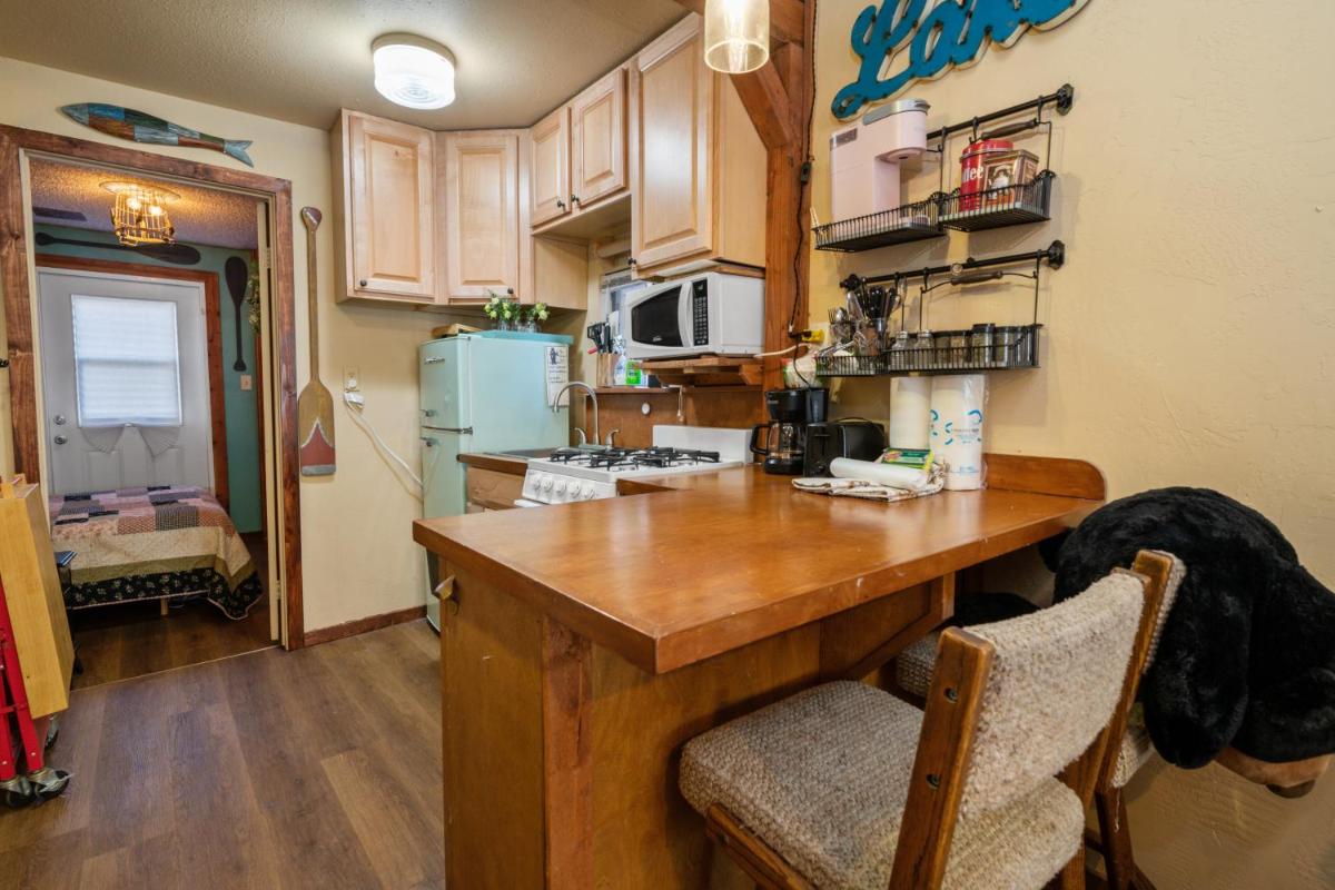 Tiny n the Pineys - A charming mountain getaway that offers indoor outdoor living comfort cabin - Housity