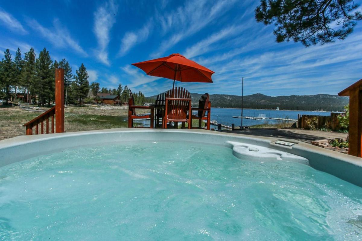 LAKEFRONT BEAR COVE - On the Lake - Housity