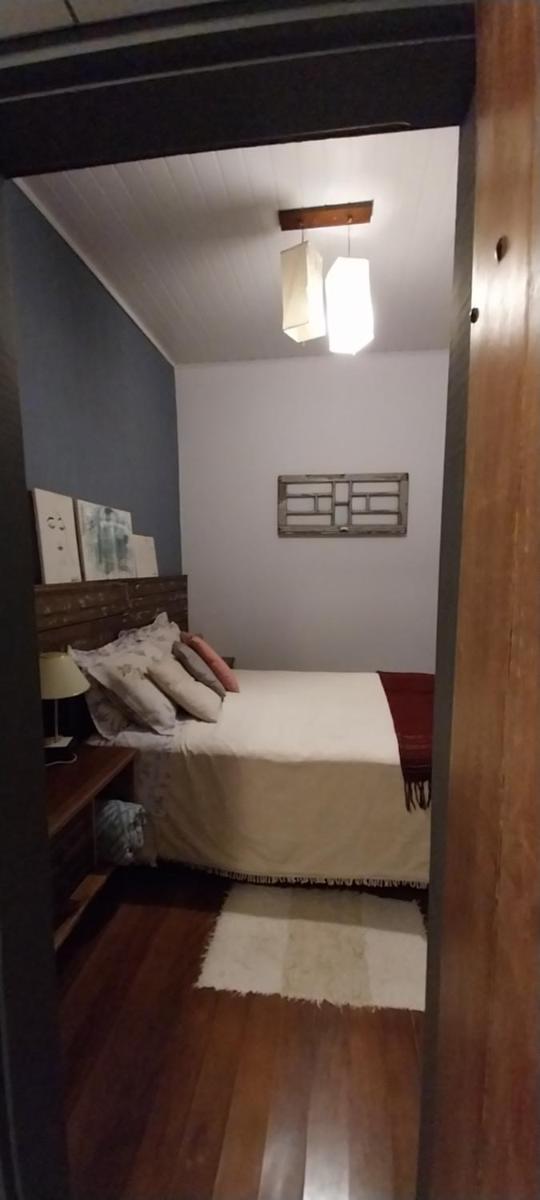 Suítes em casa centenária no centro de Socorro - Housity