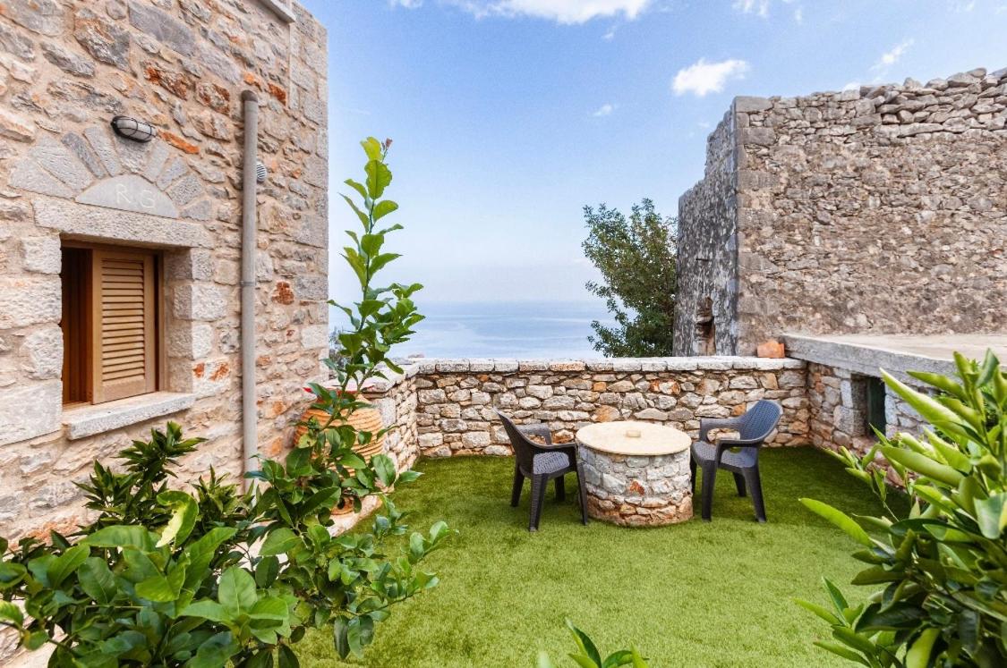 Stone tower east mani - Housity