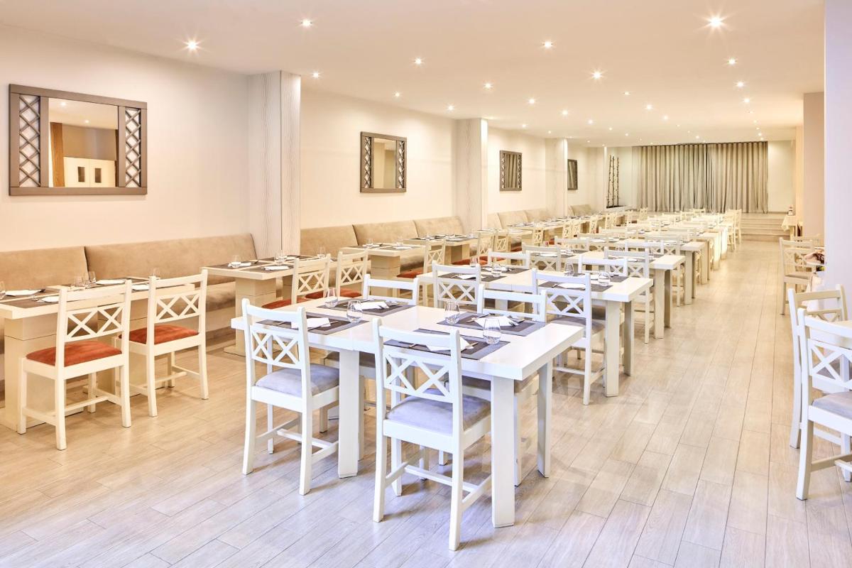 Um restaurante ou outro lugar para comer em Santa Eulalia Hotel & Spa