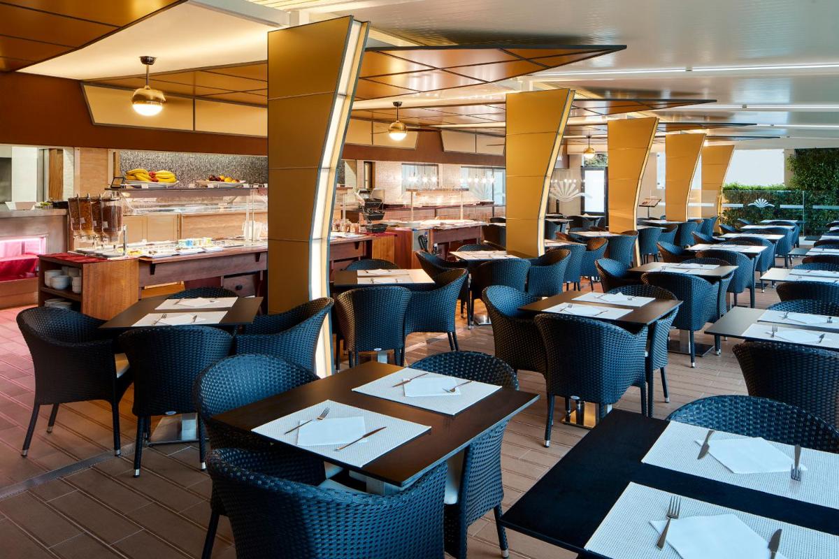 Um restaurante ou outro lugar para comer em Santa Eulalia Hotel & Spa