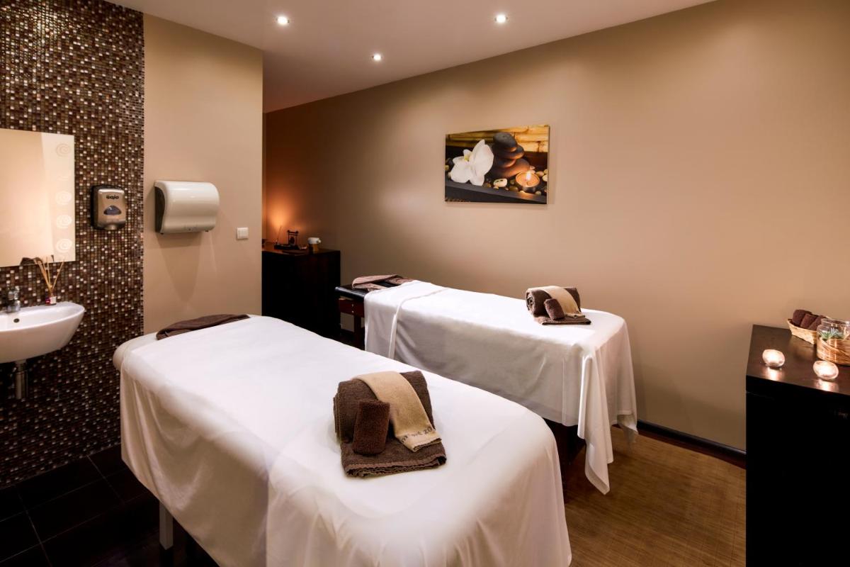 Uma cama ou camas num quarto em Santa Eulalia Hotel & Spa