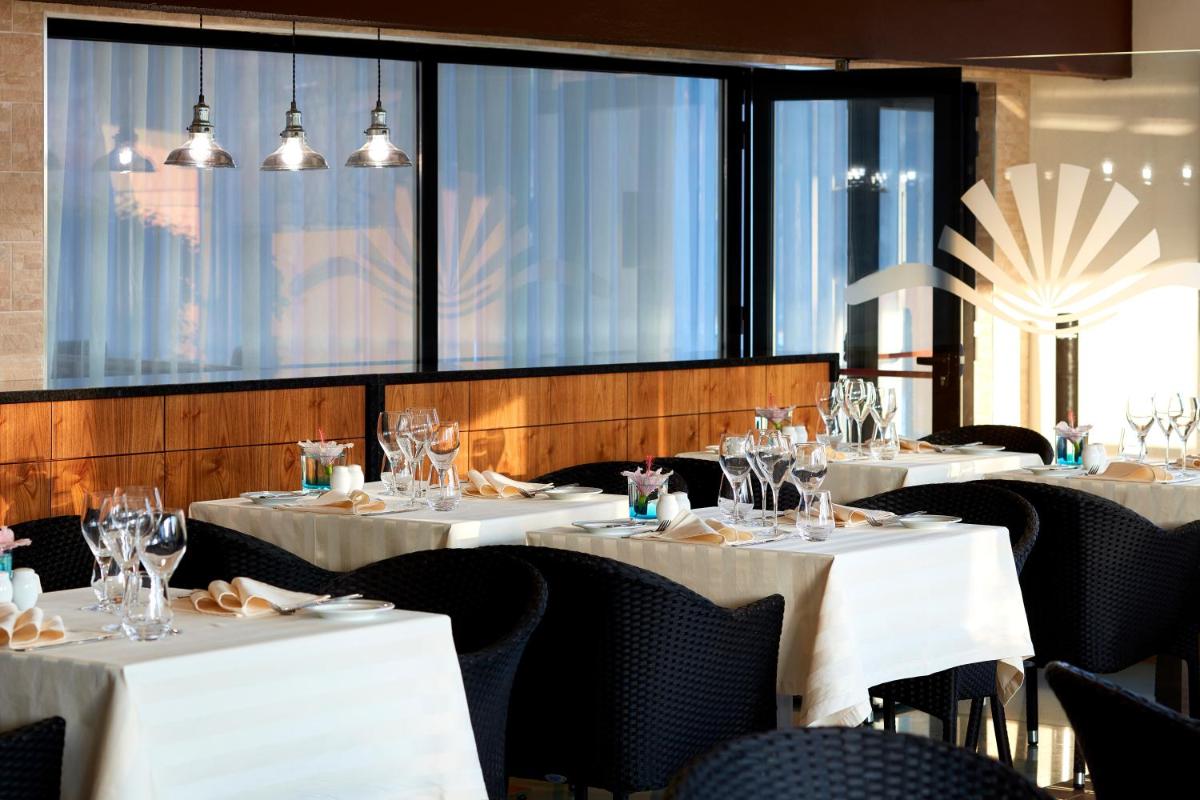 Um restaurante ou outro lugar para comer em Santa Eulalia Hotel & Spa